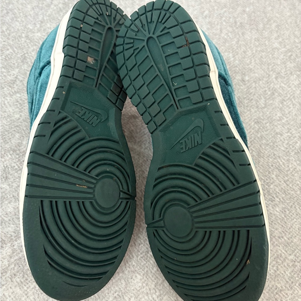 Nike Women's Sneakers in Teal and Cream - Picture 3 of 4